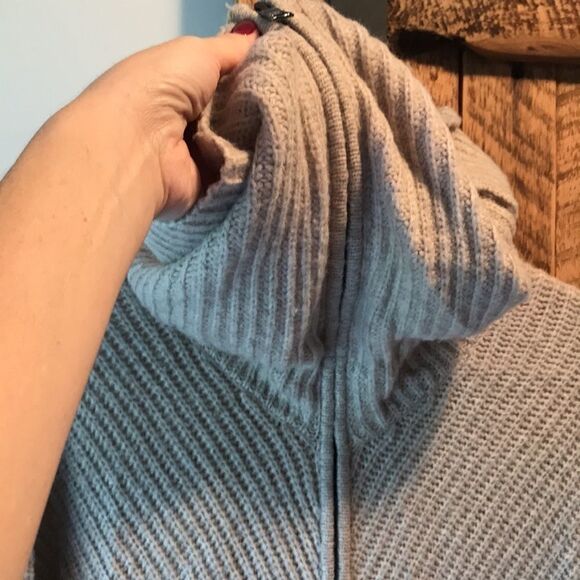 BCBGMAXAZRIA knitted sweater - Picture 8 of 8